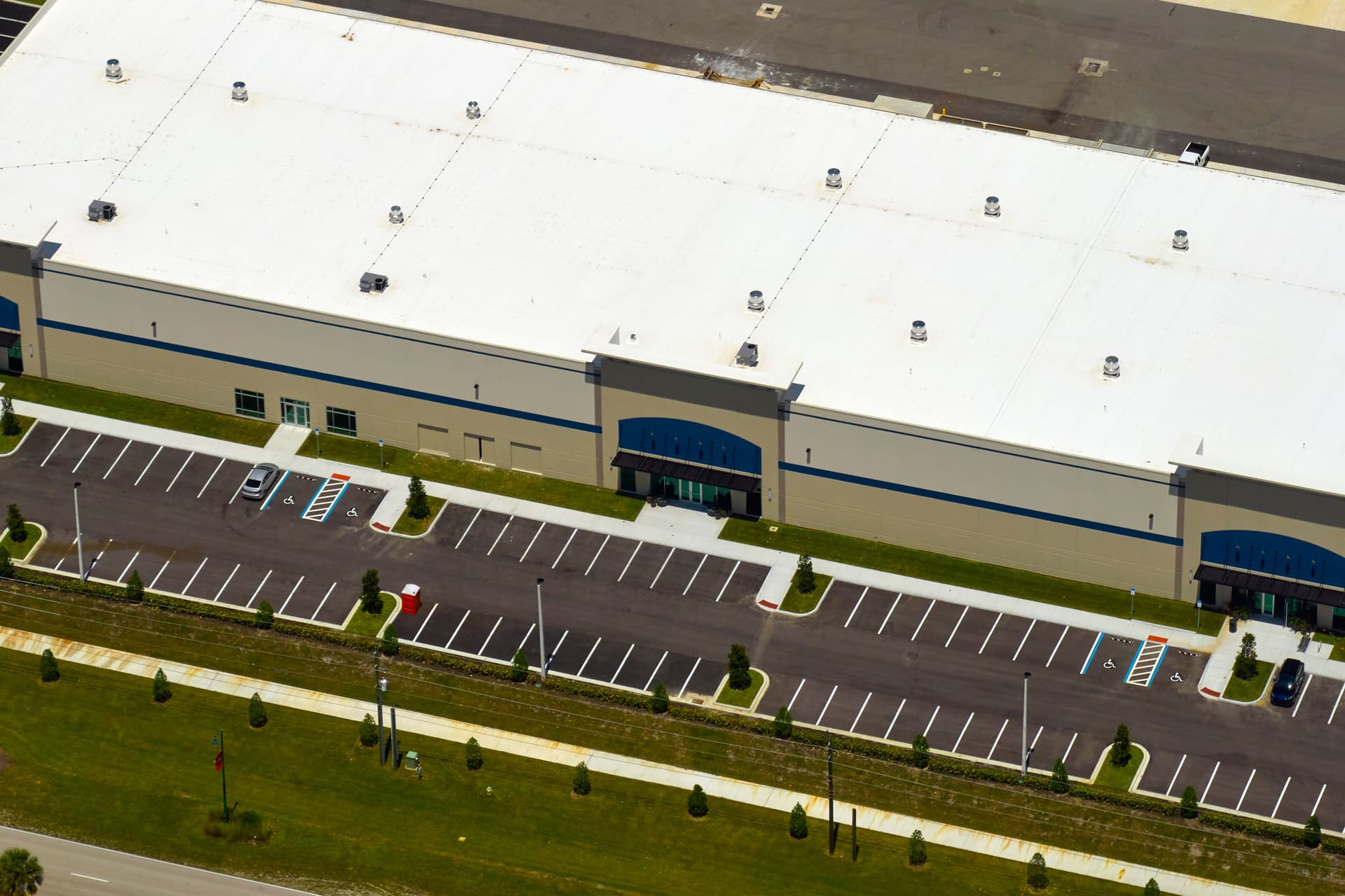 What Does a Commercial Roofing Contractor Do? image